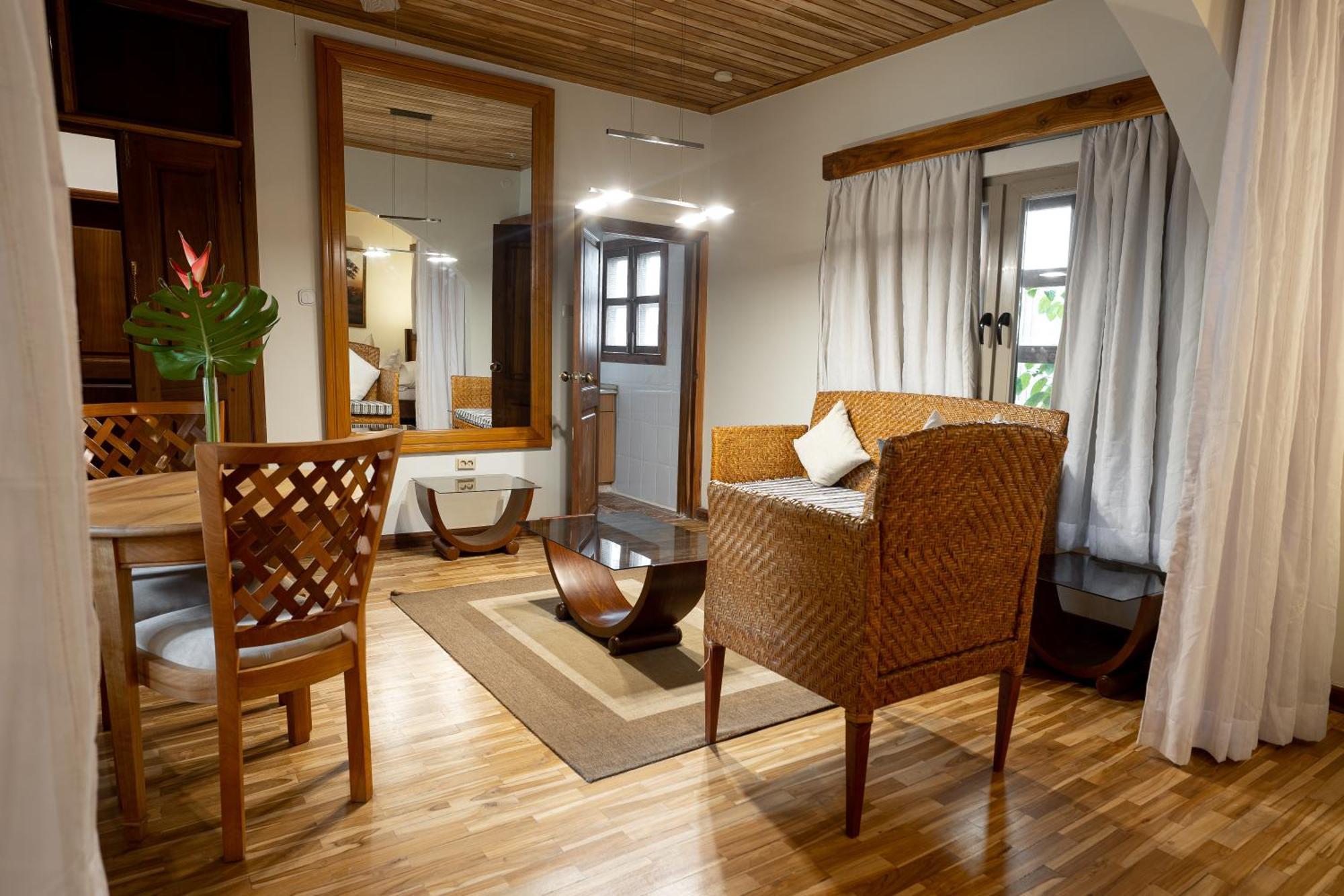 Esther'S Hotel Accra Esterno foto