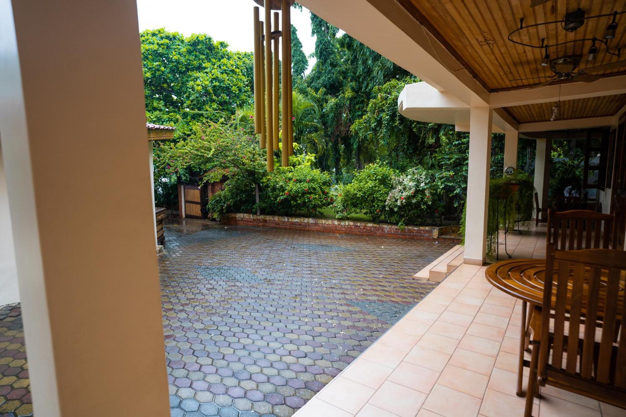 Esther'S Hotel Accra Esterno foto