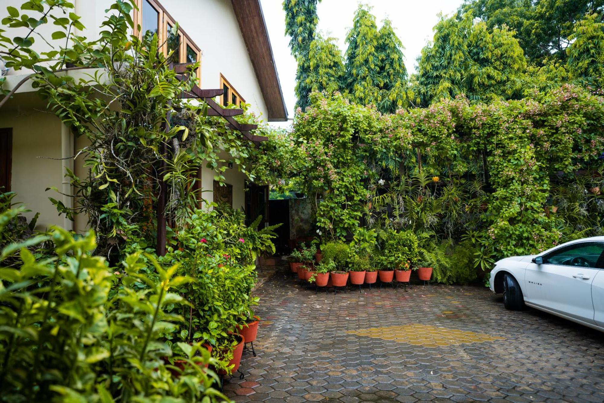 Esther'S Hotel Accra Esterno foto