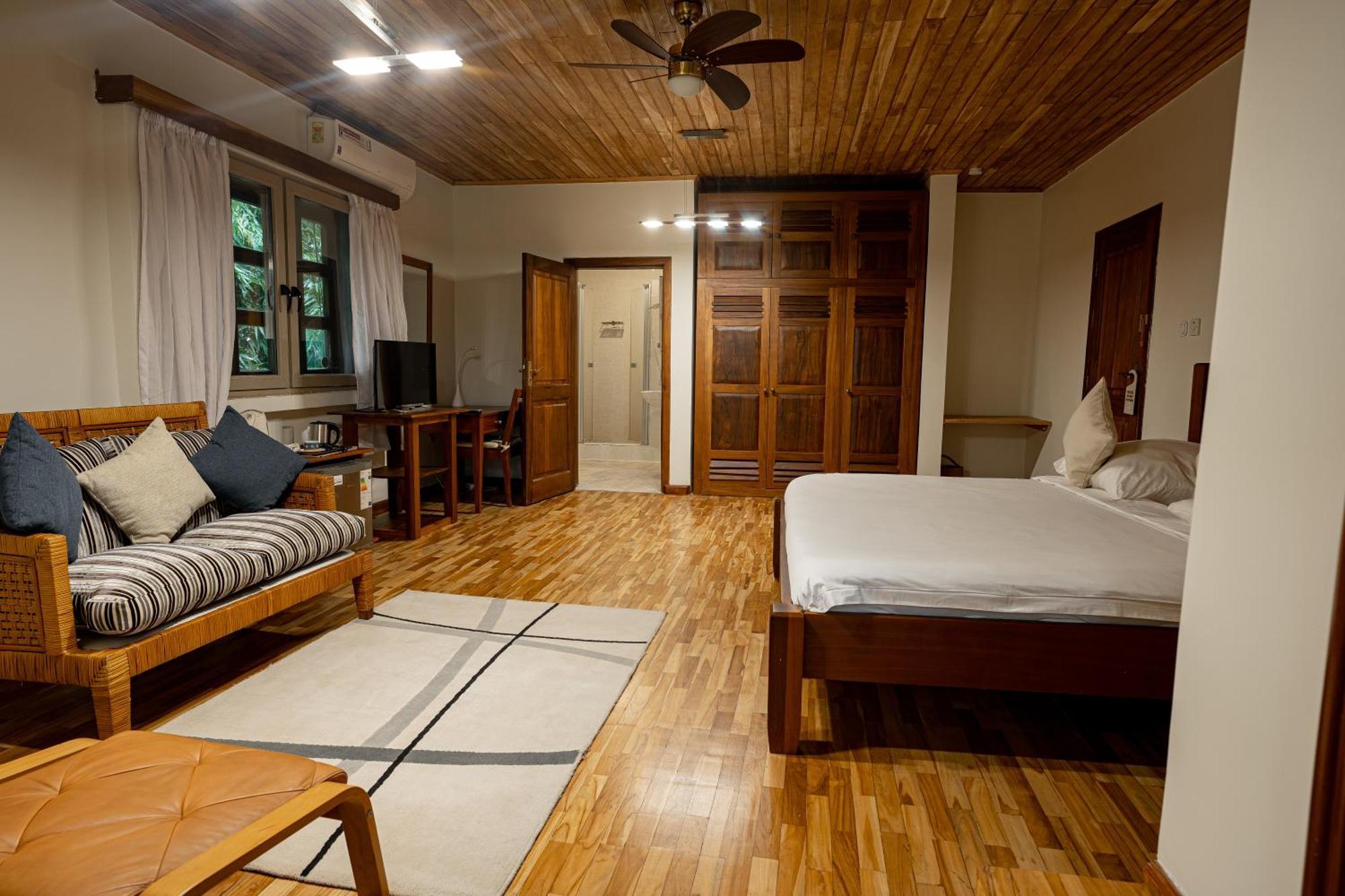 Esther'S Hotel Accra Esterno foto